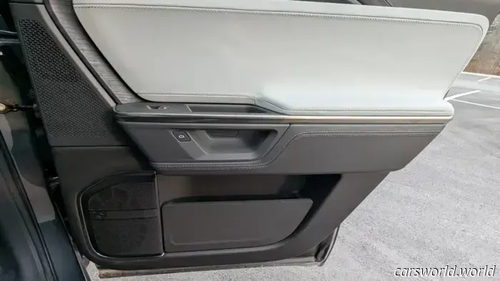 La dimostrazione di sicurezza per il rilascio manuale della portiera del proprietario di una Rivian ai suoi figli si è trasformata in panico | Carscoops